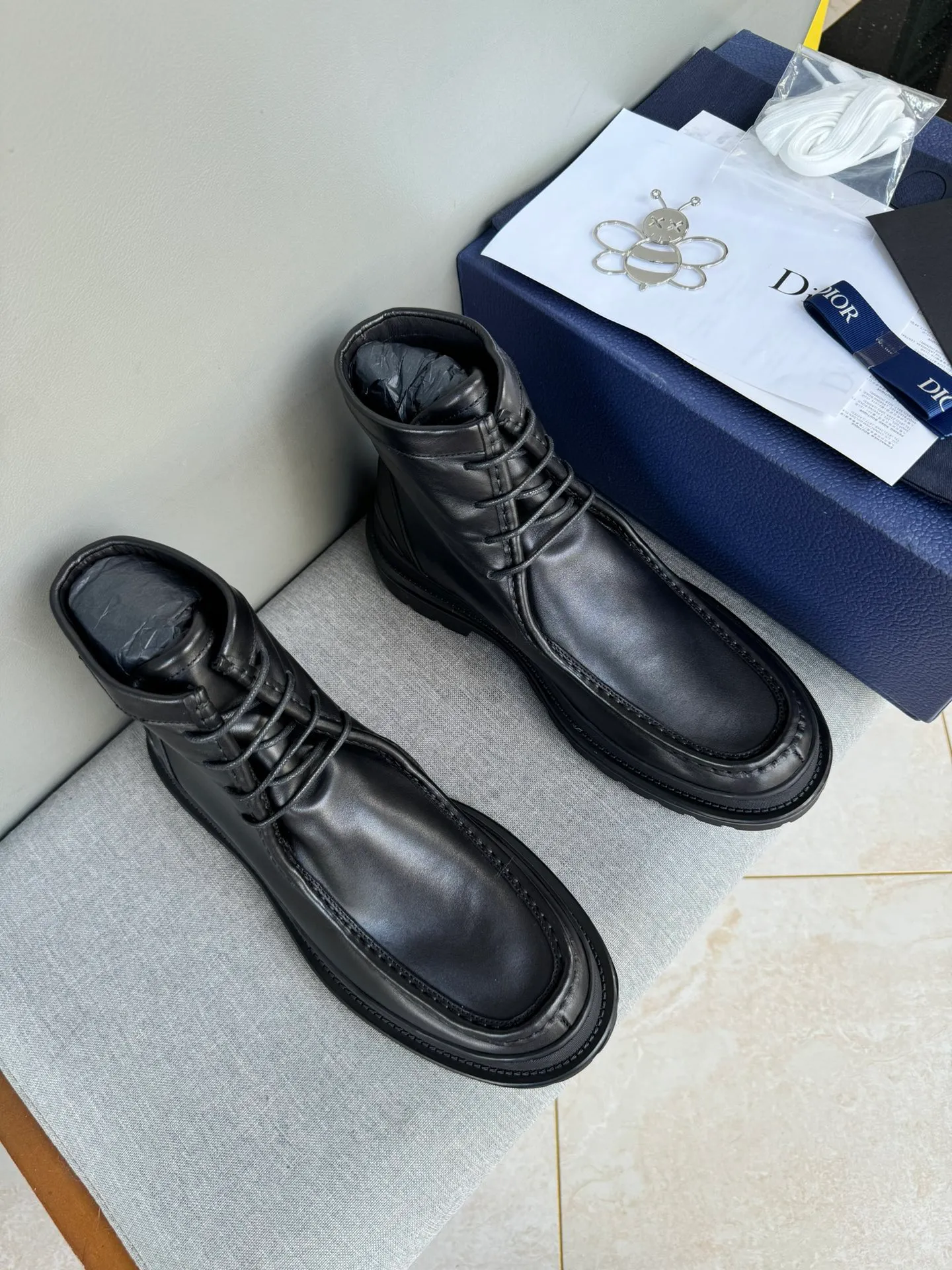 [DIOR] Top P: 1000💰 Number of yards: 39~44 (38.45 custom-made, non-refundable) Dior Dior~ Winter series, original 1:1 development Casual men's leather shoes Heavy investment, shoes and boots are made of imported cowhide + imported Dior special fabric Not easy to deform black cowhide lining Dior large hardware inlay Original TPU vacuum outsole, black cowhide Black open edge beads Military green suede Black suede Khaki suede leather is crafted by a large factory, and the perfect product is only prepared for you who know your taste! Any comparisons are welcome.